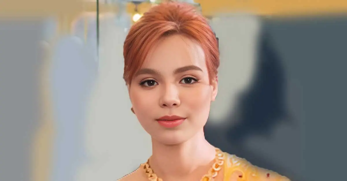 Model Phuu Myat is buying a diamond necklace from Li Li Gold,  Gems, and Jewelry.