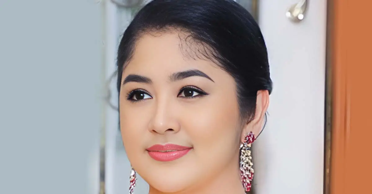 Actress Soe Myat Thuzar is playing mobile games like a professional gamer.