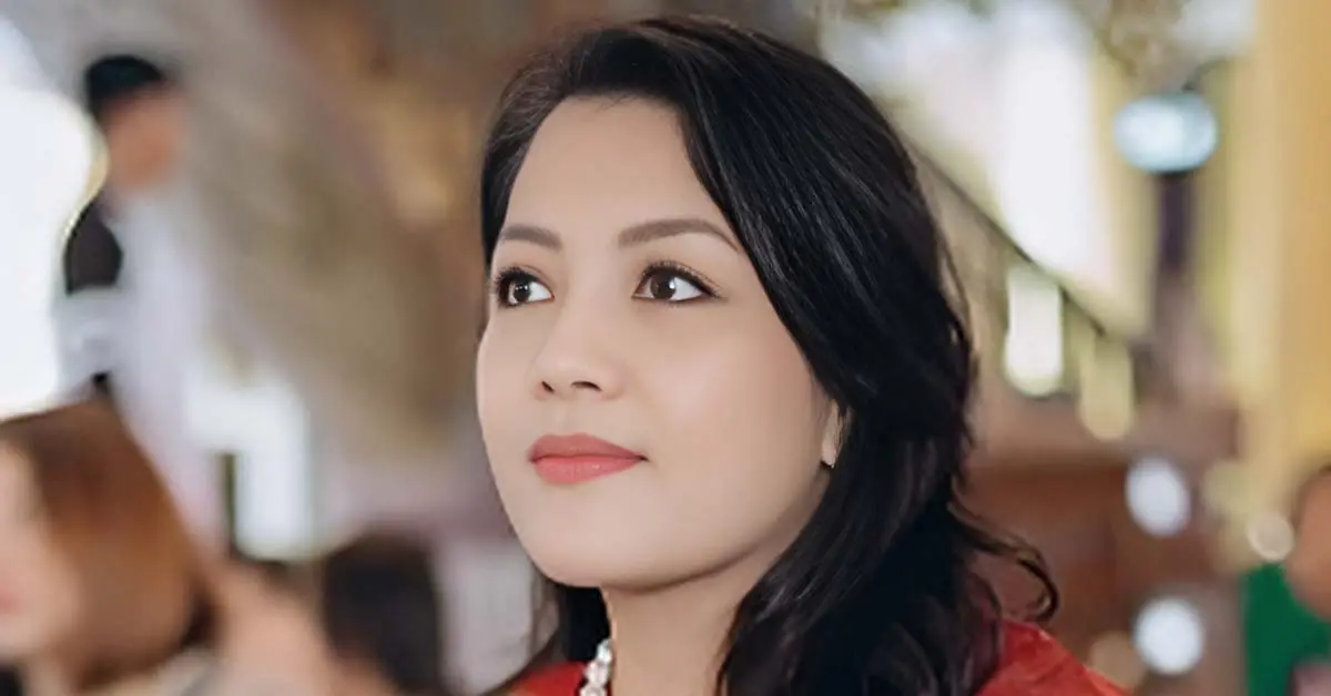 Actress Khin Zar Chi Kyaw is promoting her upcoming movie to the gathering and only presenting her app.