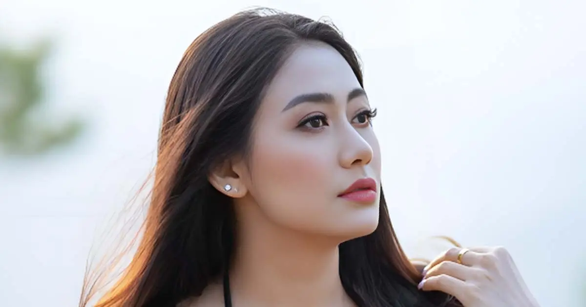 In a fashion event, actress Thinzar is showing her stylish business.