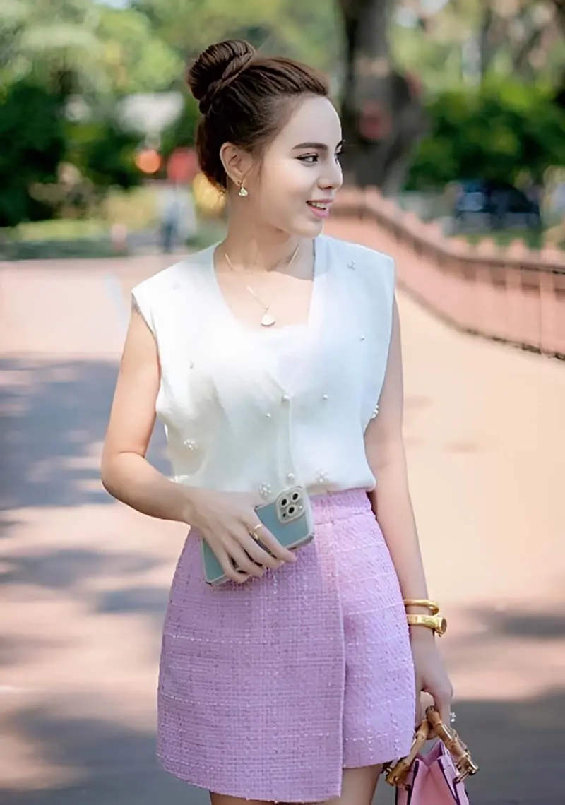 Phuu Myat, a fashion model, recommended LiLi Golds Gems & Diamonds Shop.