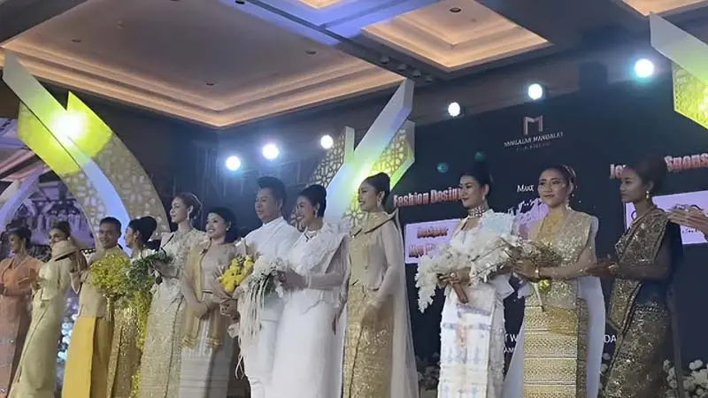 Actress Ei Chaw Po appreciates her friend's fashion presentation.