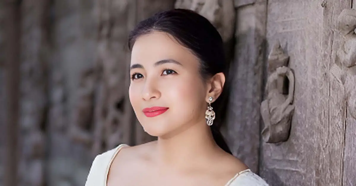 The actress Khin Lay Nwe is coming to a friend's gathering by flight.